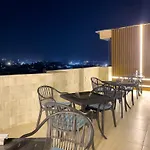 Jumeirah Pyramids View Inn