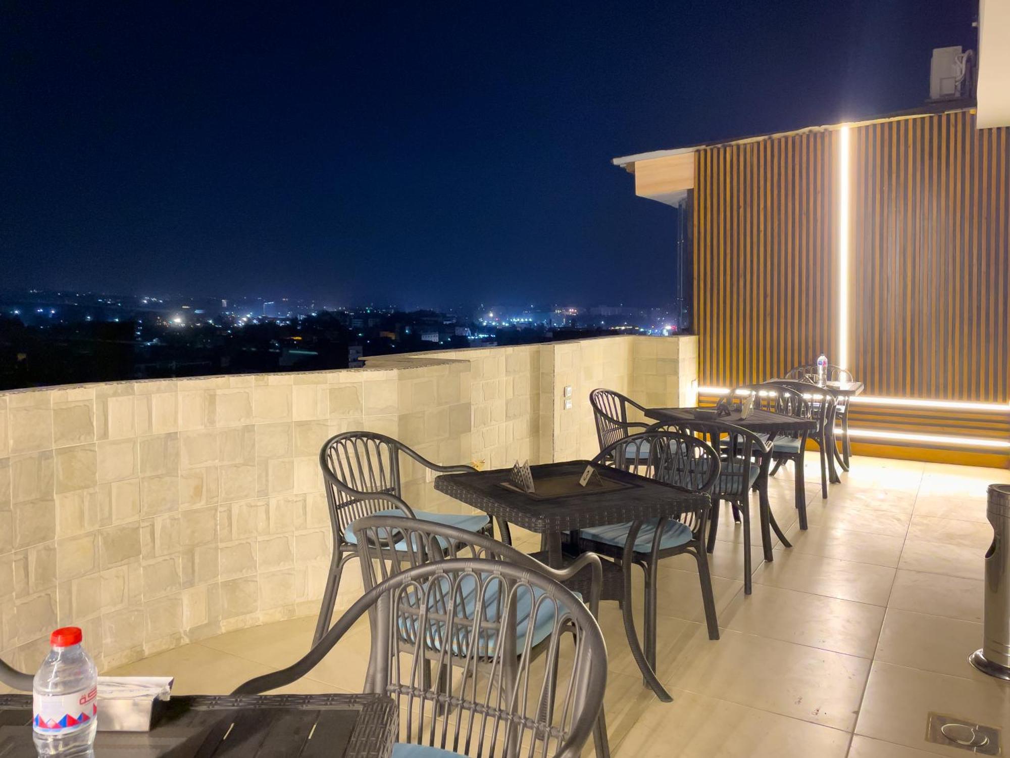 Jumeirah Pyramids View Inn