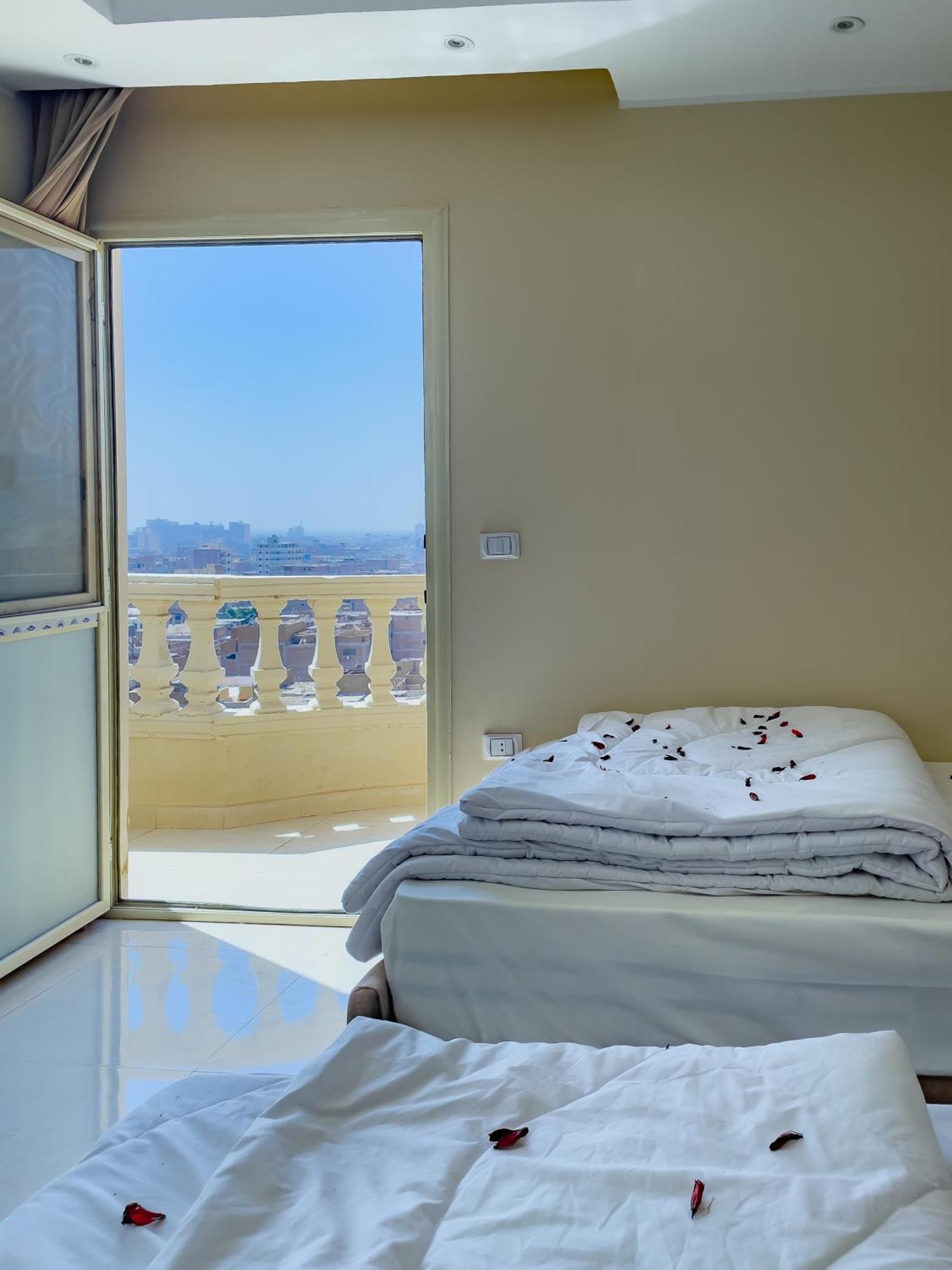 Jumeirah Pyramids View Inn *